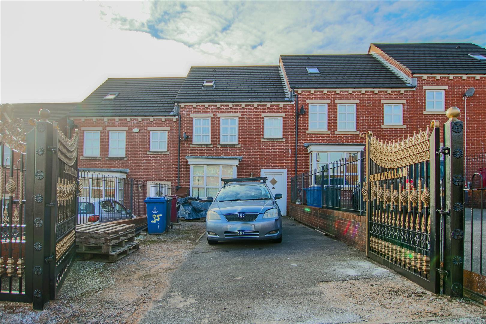 4 Bed Townhouse House For Sale - Main Image